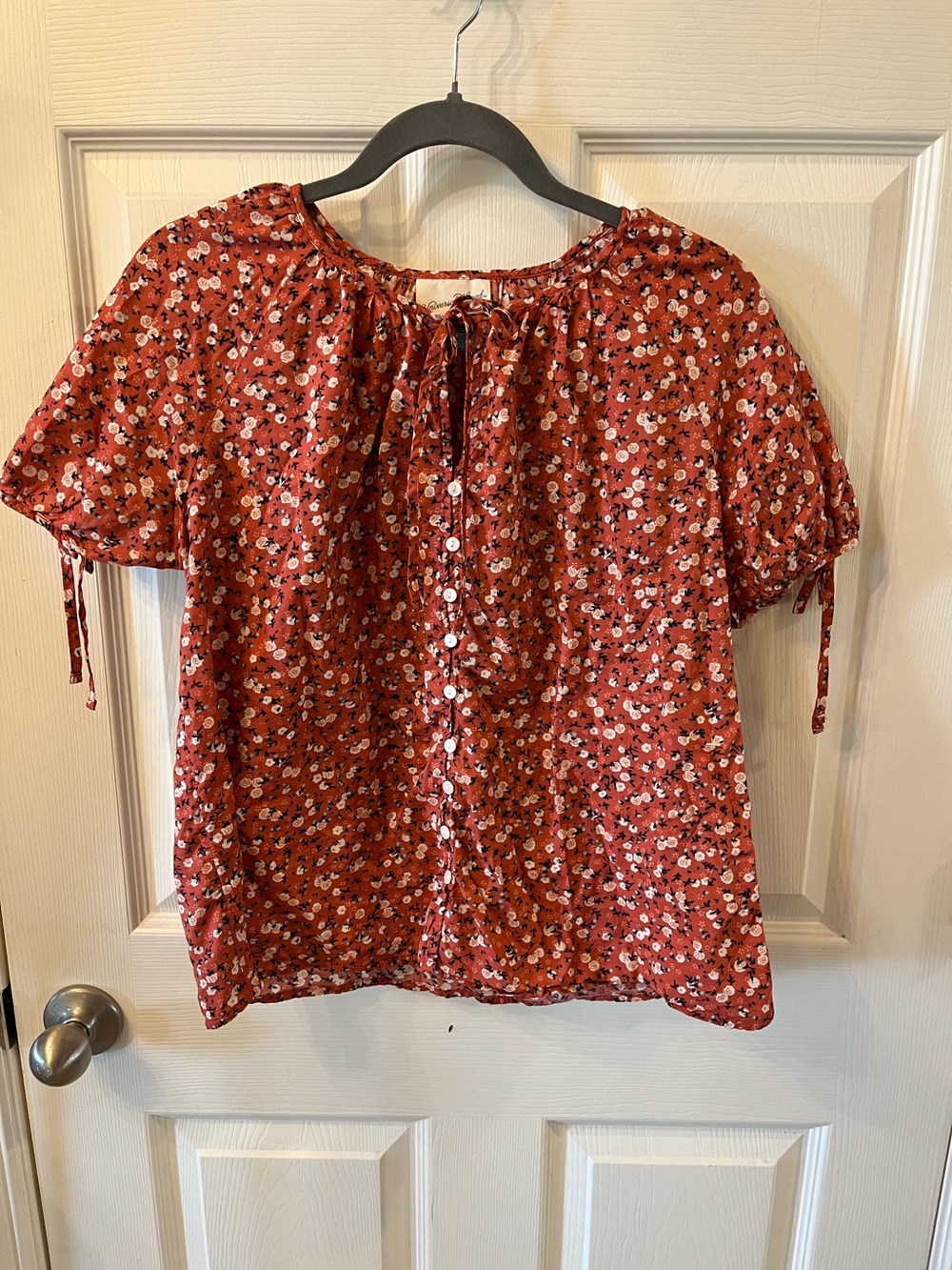 Universal Thread Rust/Coral/Orange Floral Button-Front Blouse, Size Medium
